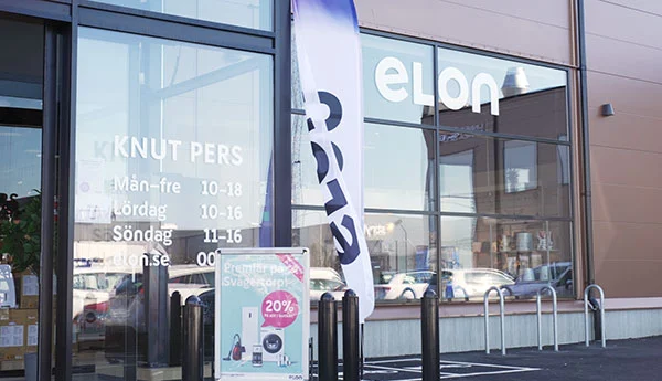 Elon Knut Pers entré till butiken i Svågertorp