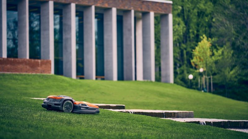 Husqvarna robotgräsklippare på gräsmatta